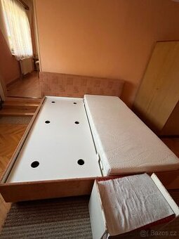 Postel s úložným prostorem