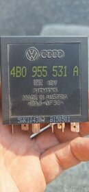 Relé cyklovače stěračů a ostřikovačů č.377.