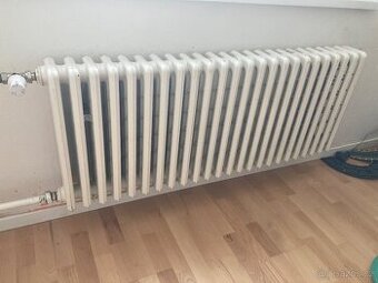 Litinové radiátory různých délek. - 1