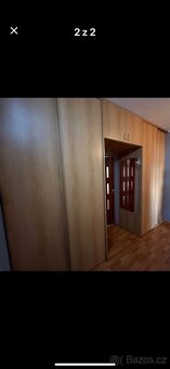 Šatní skrin s posuvnými dveřmi