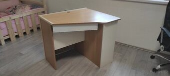 Rohový speciálně uzamykatelný stolek na PC