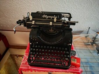 Psací stroj německé výroby značky OLYMPIA
