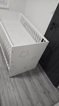 Bílá dětská postýlka + matrace + kolotoč Fisher Price