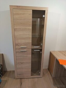 Zbytky obývací stěny