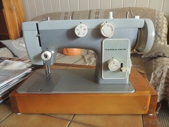 Šicí stroj Čajka 142 M