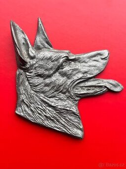 Kovová hlava psa