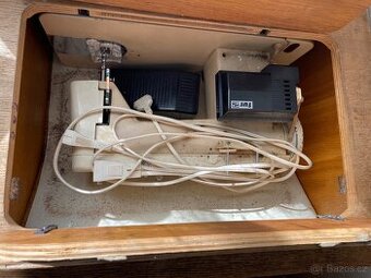 Stolový šicí stroj