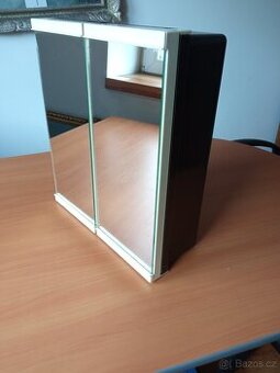 Koupelnová skříňka se zrcadlem – dvoudveřová, dobrý stav