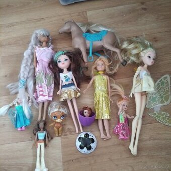 Směs panenek s koníkem