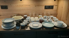 Sada nádobí - talíře, mísy, podšálky, hrnečky, 4 krigle, 2 s - 1