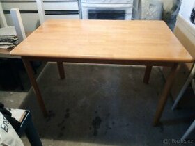 Dřevěný pevný stůl