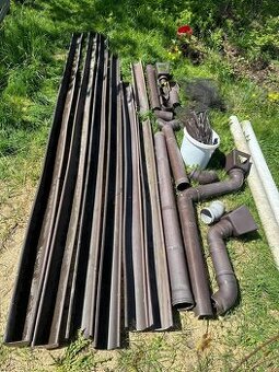 Plastové okapy cca 25m včetně příslušenství