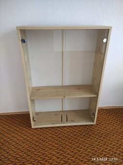 Skříňka s prosklenými dveřmi - 1