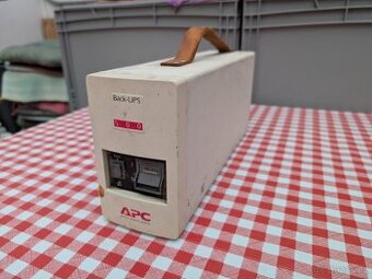 Záložní zdroj APC Back-UPS 500