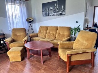 Stylová sestava z masivu – 2 křesla +taburet+konf. stůl