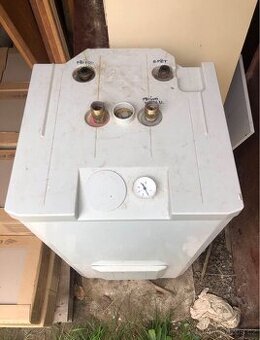 Zásobník pod plynový nebo elektrický kotel.