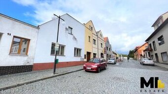 Prodej rodinného domu o velikosti 270 m2 na pozemku 833 m2 v - 1