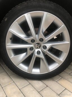 Škoda Octavia 4  rám dveří - bočnici pravou KOUPÍM