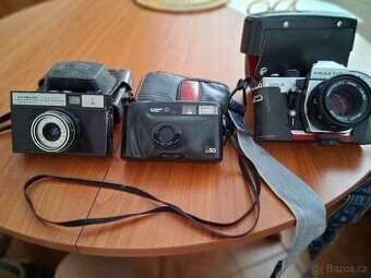 Prodám fotoaparat PRAKTIKA MTL 5, dále fotoaparat s bleskem