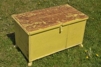 Starožitná truhla z masivního dřeva