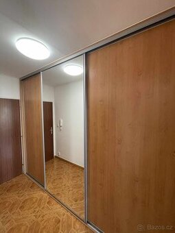 Posuvné dveře skříně se zrcadlem