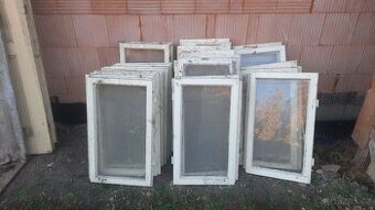 Staré okna bez rámu