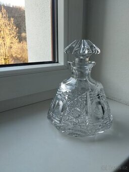 stará křišťálová karafa