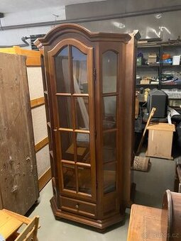 Prosklená vitrína z masivu