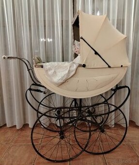 Starožitný kočárek na dítě