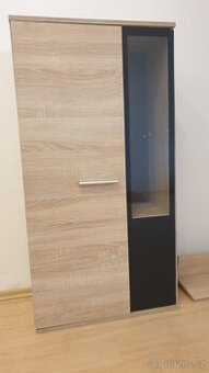 skříňka a polička