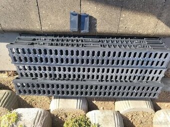Odvodňovací žlab s plastovou mřížkou.