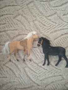 Koníci, pistole,auto