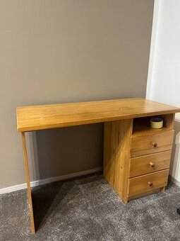 Dřevěný dětský stůl