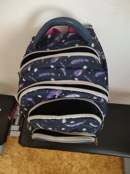 Školní batoh, dívčí.