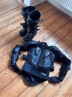 Motokrosové boty, ochranná vesta