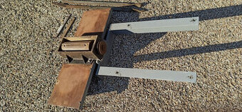 Hoblovací zařízení.