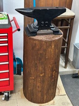 Prodám kovadlina 30 kg se špalkem po renovaci