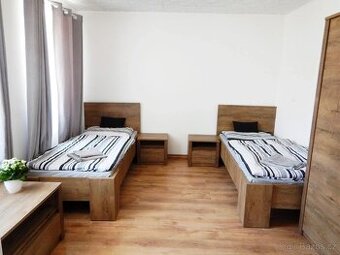 Nábytek VEDDE divoký tmavý dub - postele, skříně, stolek ...