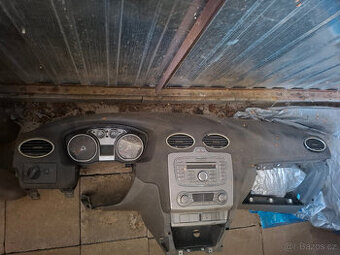 Palubovka, budíky, ofuky, rádio, panel topení Ford Focus MK2