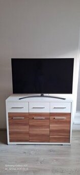 TV komoda se zásuvkami a skříňkami, bílá + dekor dřeva