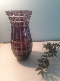 Fialová, do čtverečků vybroušená váza - 1