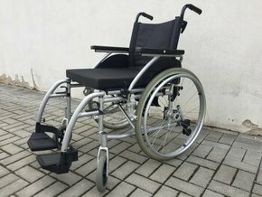 Odlehčený invalidní vozík se skládací konstrukcí
