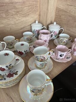Starožitný porcelánový set hrnků