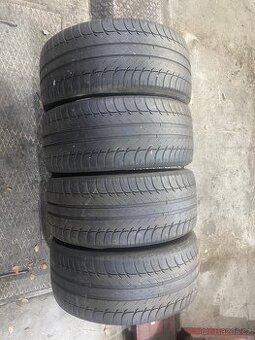 225/40R18