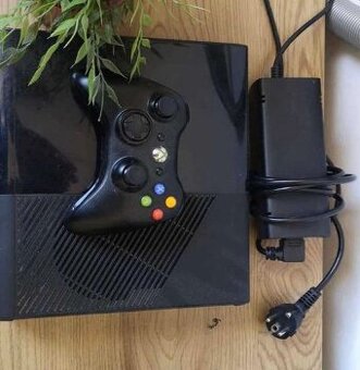Xbox 360 250gb s ovladačem + 4 hry