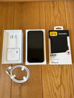 iPhone XR 256 GB s příslušenstvím