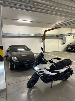 Aprilia SR GT 125 2025, bílá, koupena 4/2025, 2700km