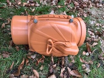 Zpětná klapka na kanalizaci proti pachum nebo hlodavcum