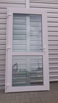 prodám vchodové bílé dveře 100 x 210 - včetně kování