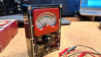 Historický analogový francouzský multimetr VOC